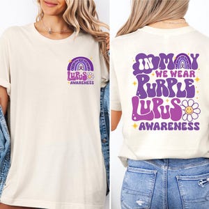 Im Mai tragen wir lila T-shirt, niemand kämpft allein Shirt, Lupus Überlebende Shirt, Lupus Shirt, lila Band Shirt, Lupus Bewusstsein Sweatshirt