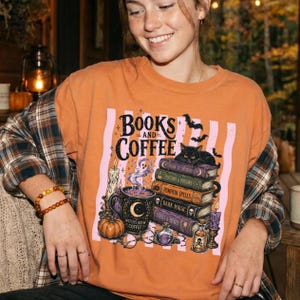 Spöklika böcker och kaffe-tröja, spökläsare-t-shirt, bokälskare Halloween-tröja, mysig boklig hoodie, kaffeälskare-present, höstläsningströja