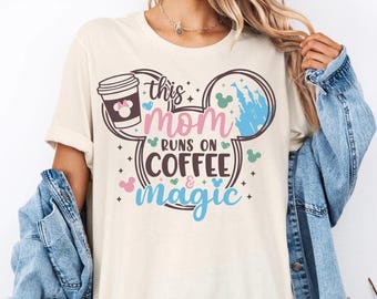 Koszulka Disney This Mom Runs On Coffee & Magic, Koszulka dla mamy z kawą, Koszulka Disney Mom, Bluza z okazji Dnia Matki, Koszulka Disney Mom