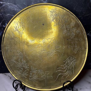Vintage Messing Tablett 38 cm mit erhöhtem Rand geätzt asiatisches Design Patina Dekorative Servierplatte Home Décor Sammeltablett Alter & Einzigartig