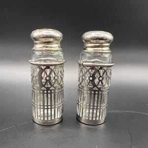 Vintage Japanese Glass Salt and Pepper Shakers – Mid-Century Modern Design with Metal Accents, Perfect for Retro Kitchen Decor & Collectors