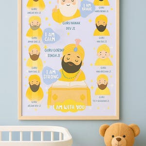 Peut inclure: Une affiche encadrée avec des illustrations de Gurus sikhs et du texte. L'œuvre comprend le texte "I AM BRAVE", "I AM CALM", "I AM STRONG" et "I AM WITH YOU". L'affiche est dans un cadre en bois clair.