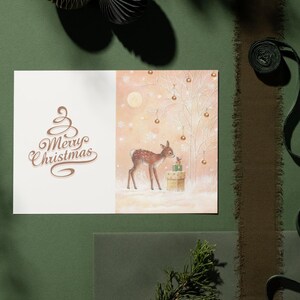 Carte pliable de Noël nostalgique, une carte de vacances rétro numérique vintage, carte de portrait de Noël confortable dessinée à la main, cerf dans la forêt hiver PNG