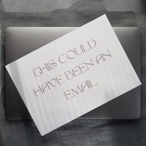 Carte esthétique minimaliste imprimable avec une phrase sarcastique drôle Cela aurait pu être un email - cadeau amusant pour un collègue, humour au travail