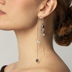 Pendientes asimétricos de perlas cultivadas desiguales: joyería geométrica vanguardista de largo colgante, pendientes llamativos de perla negra, un regalo único.