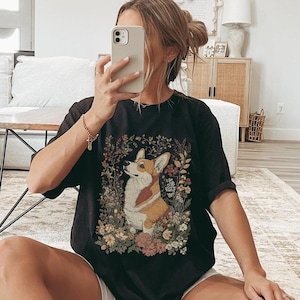Vintage Medieval Corgi Print Shirt,Retro Corgi Dog T-Shirt,Dog Mom Gift,Corgi Mom Sweatshirt,Flowers TShirt,Dog Lover Valentine Gift,Corgi