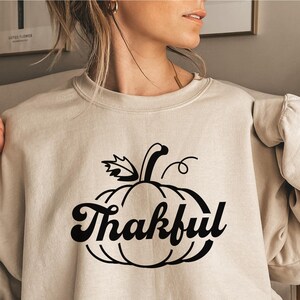 Thankful Pumpkin Sweatshirt,Minimal Fall Crewneck,Thanksgiving Sweatshirt,Cute Autumn Pullover,Neutral Fall Shirt,Grateful Cozy Sweater