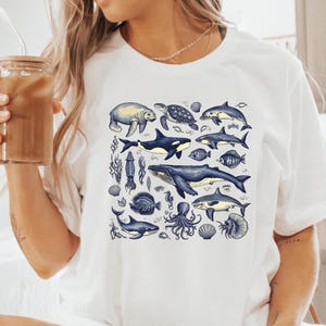 Shirt oceaandier, T-shirt walvis dolfijn lamantijn, grafisch shirt Marine Life, shirt Nature Lover, shirt zeedieren, shirt zacht crème, shirt Beach Vibes