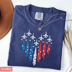 Camiseta con corazón de la Fuerza Aérea, camiseta patriótica de avión a reacción, camiseta militar del 4 de julio, camiseta del orgullo estadounidense, camiseta del 4 de julio con colores cómodos, camiseta roja, blanca y azul.