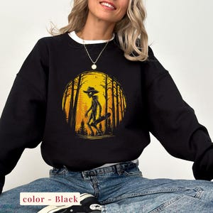 Alien Bigfoot Shirt, Wandern Cryptid T-Shirt, Wald Monster T-Shirt, lustiges Sasquatch Shirt, Lagerfeuer Nacht Shirt, Wanderer Grafik T-Shirt