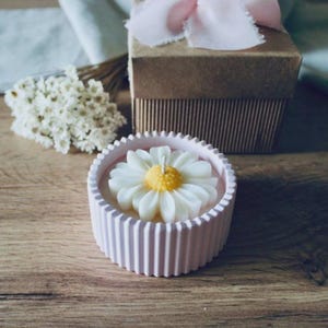 Daisy Candle in geribbelde cementpot – Sojawas bloemenkaars – Boho woondecoratie – Moederdagcadeau – lente kaars cadeau voor haar geurkaars