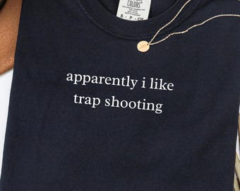 Camiseta Comfort Colors® "Aparentemente me gusta el tiro al plato", divertida camiseta de tiro al plato, regalo humorístico para fanáticos del campo de tiro, ropa informal para uso diario.