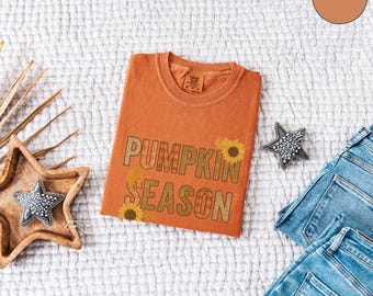 Camiseta de colores acogedores para la temporada de calabazas – Camiseta gráfica de otoño, camiseta otoñal, top acogedor con estampado de calabaza y especias, diseño retro de girasoles, regalo para ella.