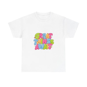 Camiseta unissex de algodão pesado "Great Things Await", camisetas "Love Child", camiseta gráfica, camiseta gráfica "Positivity"
