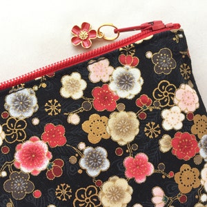 Monedero con cremallera de 3,5 x 5 pulgadas o estuche para lápices de 4 x 8 pulgadas con diseño de flor de ciruelo japonés sobre fondo negro