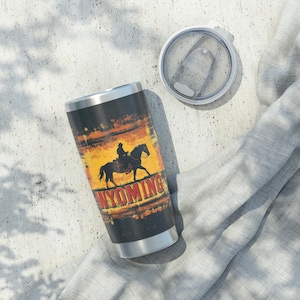Cowboy Wyoming 20 Unzen Becher, Western Reisebecher, rustikale Edelstahltasse, Rodeo Geschenk, Pferdeliebhaber Geschenk
