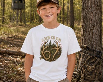 Camiseta de caza juvenil Locked On 67 / Camiseta infantil de caza de ciervos / Camiseta gráfica retro para actividades al aire libre