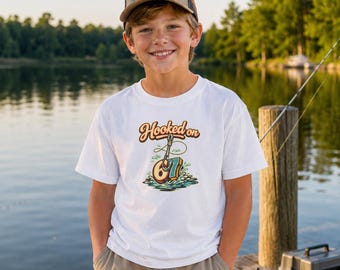 Camiseta de pesca juvenil / Camiseta retro para niños "Hooked on 67" / Para niños y niñas, ideal para actividades al aire libre.