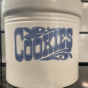 Pfaltgraff Yorktowne Stoneware Cookie Jar Canister w/Lid #507 2 1/2 Quart.