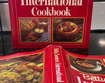 Vtg. 1980's Betty Crocker International Hardback Cook Book wjJacket Cover. #372 Pages.