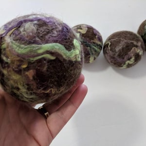 Kanadische Wolle handgefertigtes umweltfreundliches SET mit 4 natürlichen Wäscheweichspüler 100% gefilzte Wolle Trocknerbälle weich Wäsche/Baby Haustier Spielzeug Geschenk