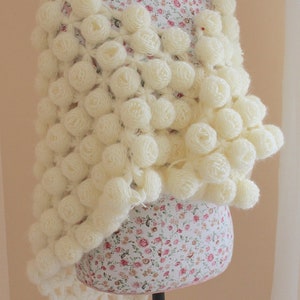 Listo para enviar, chal de boda de angora marfil, chal de boda de crochet hecho a mano / chal de flores de crochet / accesorios de novia para cubrir / boda de invierno