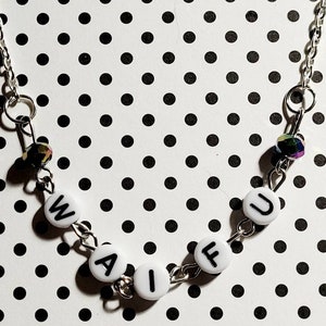 Waifu - colgante waifu - collar waifu - anime - collar anime - colgante anime - colgante de cuentas del alfabeto - collar de cuentas del alfabeto - regalo