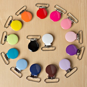10 EMAILLE Hosenträger Clips Schnuller Fäustling Stoff Schnuller Clips BLEIFREI Rund 2,5 cm