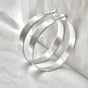 Pendientes de aro grandes martillados en plata de ley