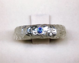 Blauer Saphir Ring, Roher grobstrick Herrenring, Organischer Zeitgenössischer Bandring aus recyceltem Sterlingsilber 925 Sterling Silber Ehering für Männer und Frauen