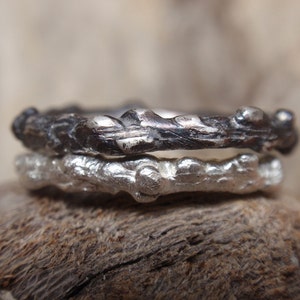 takje sieraden rustieke trouwringen tak stapelen ringen trouwring set van 2 takje ringen op bestelling gemaakt handgemaakte eco takje geoxideerde sieraden afbeelding 1