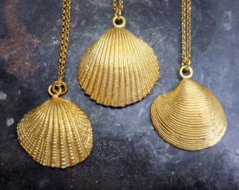 Collier Vintage Avec Pendentif Coquillage En Plaqué Or - Ancien - Occasion