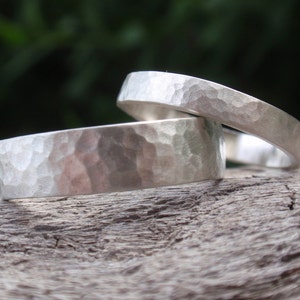 Juego de alianzas de boda de plata de ley martillada, anillos para él y para ella, hechos a mano