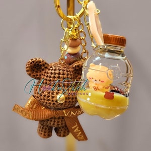 Bolso de mano con forma de botella de líquido y forma de oso pardo