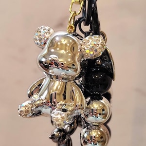 Accesorio para bolso de mano con dije de oso de plata y negro