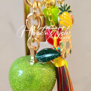 Accesorio para bolso de mano con borlas y forma de manzana verde brillante