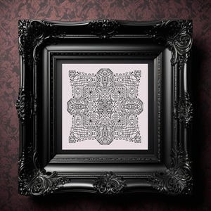 Puede incluir: Diseño de punto de cruz geométrico en blanco y negro en un marco negro adornado.