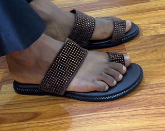 Sandalias de hombre hechas a mano con anillo de cristal en el dedo del pie, negras, marrones, azules, burdeos, con pedrería, tipo tanga, de lujo, planas, sin cordones, ideales para bodas y eventos. Regalo perfecto para él.