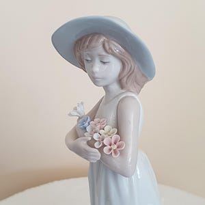 Nadal Porcelain Figurine 2637 Fine Elegant Girl Wearing Hat with Abundant of Flower | Lladro | Nao | Spain