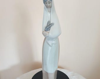 美しいNAO（リヤドロ風）磁器製、子羊／ヤギを抱く少女の置物 ～高品質