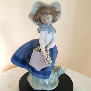 リヤドロ ヴィンテージ クラシック プリティピッキングス 5222 花かごを持つ少女のフィギュア | 良好な状態