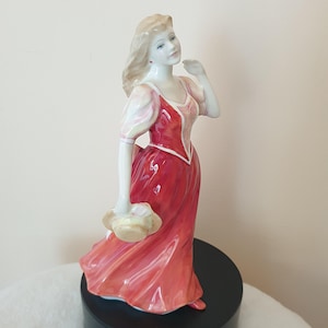 Figura de porcelana inglesa de hueso "Paseando" de Royal Doulton, número de catálogo HN 3755, descatalogada, con caja original.