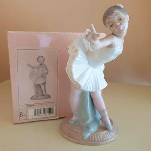 Nao by Lladro 1150 Ballerina " My First Bow " porcelain ballerina figurine in original box.
