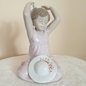 Rare Nadal Porcelain Figurine 132112 Tying my bow | Girl with floral hat | Lladro | Nao | Spain