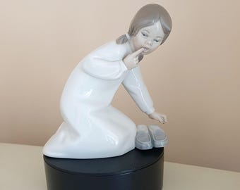 Retired Lladro 4523 " Girl with Slippers " figurine | Vintage porcelain.