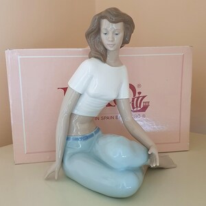 Rara statuetta in porcellana vintage Nao di Lladro, modello Brezza Mediterranea 1330, fuori produzione.