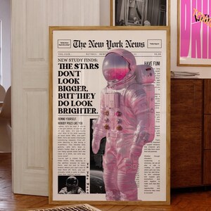 Impresión de periódico de moda, póster de astronauta rosa, impresión tipográfica divertida, arte lunar vintage, impresión de los años 70, decoración femenina, decoración de carrito de bar en rosa y negro