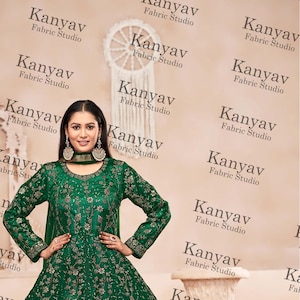 ボリウッドスタイルのロングアナルカリガウンは、インド人やパキスタン人のウェディングレセプションウェアに適しており、デザイナーによる重厚な刺繍が施されたシャルワールカミーズドゥパッタドレスです。