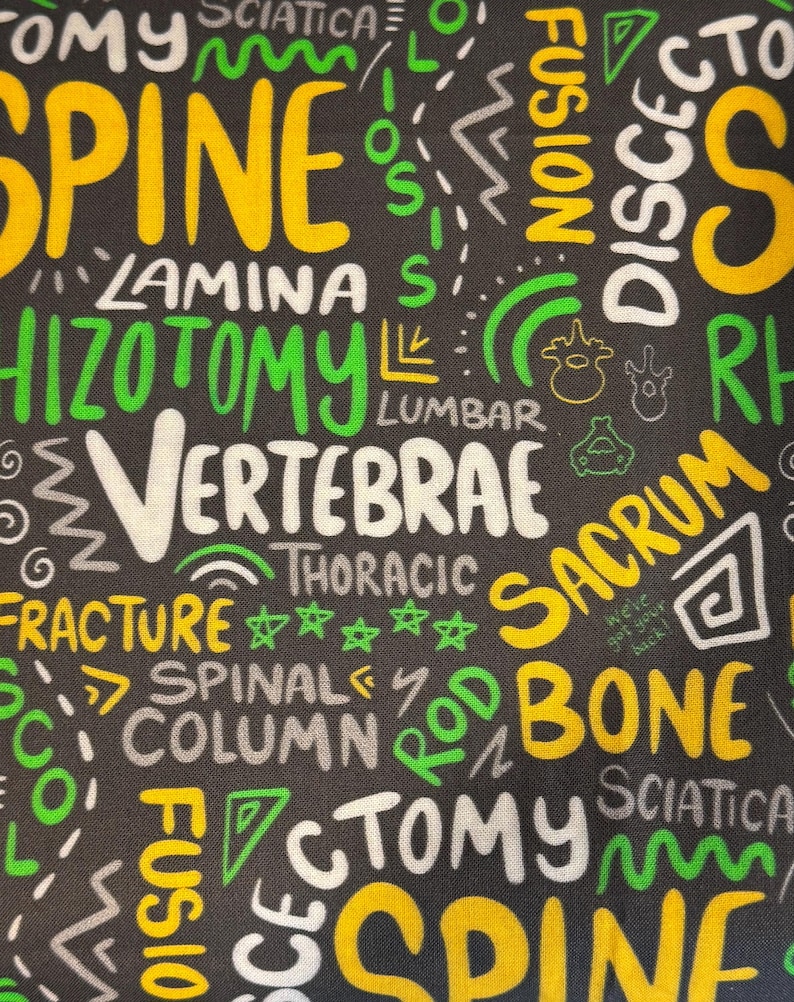 K&ouml;nnte beinhalten: Ein schwarzer Stoff mit einem sich wiederholenden Muster aus wei&szlig;en, gelben und gr&uuml;nen W&ouml;rtern, die sich auf die Wirbels&auml;ule und Knochen beziehen. Die W&ouml;rter beinhalten "spine", "vertebrae", "sacrum", "fracture", "thoracic", "lumbar", "sciatica", "fusion", "discectomy", "lamina", "spinal column", "rod bone" und "we've got your back".