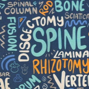 K&ouml;nnte beinhalten: Ein blauer Stoff mit wei&szlig;em, orangefarbenem und hellblauem Text. Der Text enth&auml;lt medizinische Begriffe im Zusammenhang mit der Wirbels&auml;ule, wie "Wirbels&auml;ule", "Fraktur", "Kreuzbein", "Wirbel", "Lamina", "Rhizotomie", "Ischias", "Fusion", "Diskektomie", "Wirbels&auml;ule" und "Knochen".